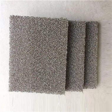 Spumă metalică poroasă